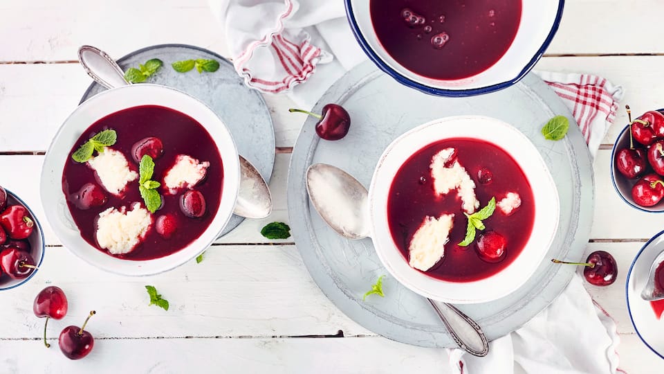 Kirschsuppe Ein leichtes fruchtiges Gericht für den Sommer ist unsere Kirschsuppe mit Grießklößen. So schön fruchtig und durch die Grießklößchen erinnert es fast an ein Dessert.