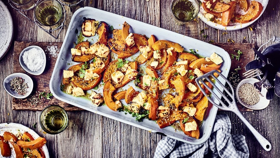 Endlich ist er da der Herbst: Feiern Sie ihn mit unserem 4 Gänge Herbst-Menü: Der 2. Gang ist ein aromatischer Ofenkürbis mit Zimt, Honig und Feta. 