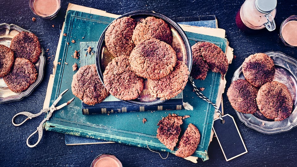 Schoko-Bananen-Plätzchen Möchten Sie Ihre Liebsten mit einer Alternative zu Zimtsternen, Vanillekipferln und Co. begeistern? Dann probieren Sie doch mal diese selbstgemachten Schoko-Bananen-Plätzchen aus!