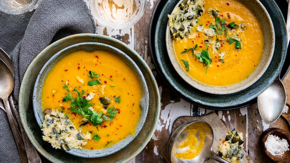 Ein herbstliches Geschmackserlebnis: Kürbis-Birnen-Suppe mit selbstgemachten Parmesan-Crackern – unbedingt ausprobieren!