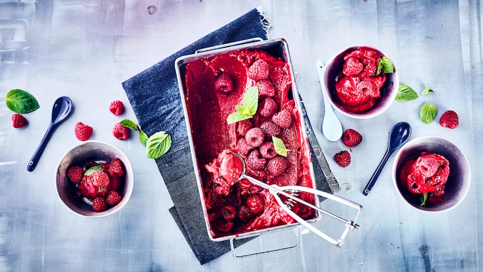 Was für ein fruchtig, kaltes Dessert oder einfach für Zwischendurch an heißen Sommertagen. Unser Himbeersorbet mit Honig und Minze kann auch mit Prosecco aufgegossen werden und wird dann zu einem echten Erlebnis.