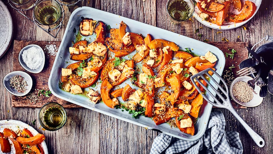Ofenkürbis mit Zimt, Honig und Feta Frisch aus dem Ofen und am besten noch dampfend genießen: Unser Rezept für aromatischen Ofenkürbis mit Zimt, Honig und Feta bringt den Herbst auf den Tisch!