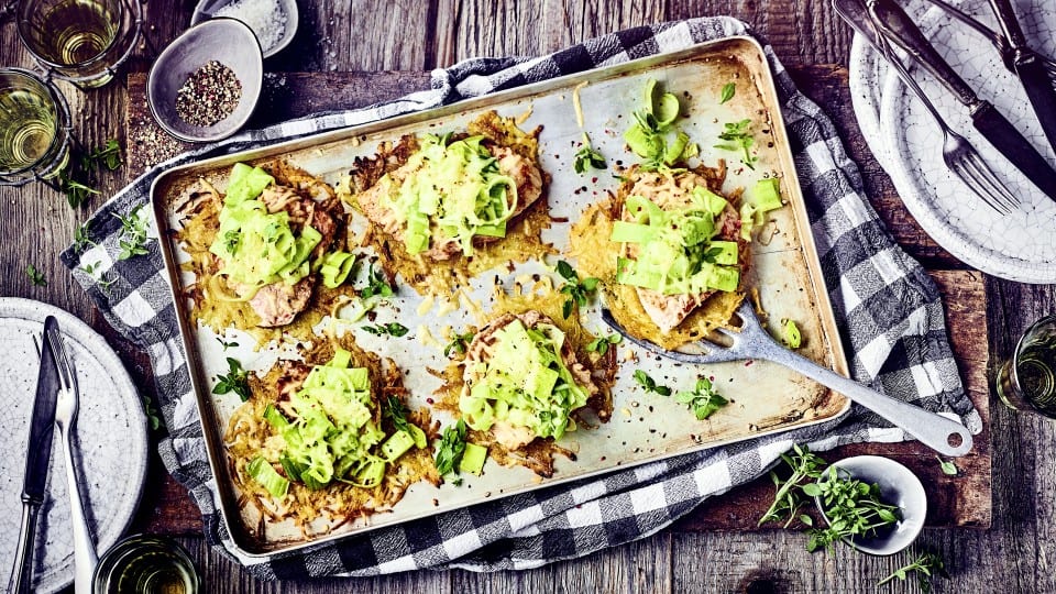 Wir finden selbstgemachte Rösti belegt mit Schweineschnitzeln, Porree und würzigem Bergkäse sind eine super Idee für Ihr nächstes Abendessen und ruckzuck fertig!