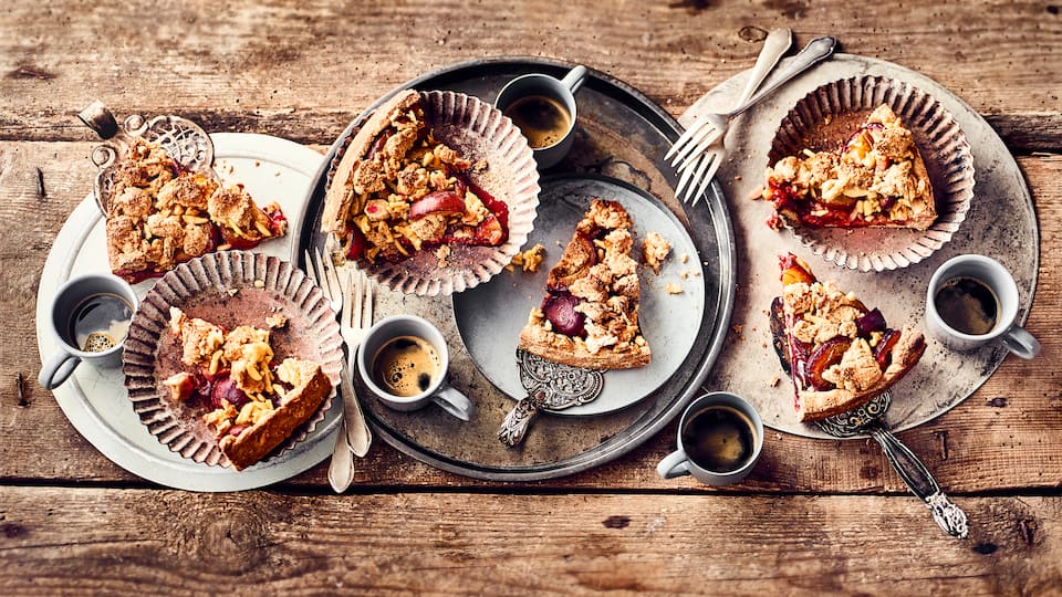 Backen Sie mit dem Zwetschgenkuchen-Rezept von EDEKA einen leckeren Kuchen mit fruchtig-saftigen Zwetschgen und genießen Sie den süßen Geschmack mit Sahne.