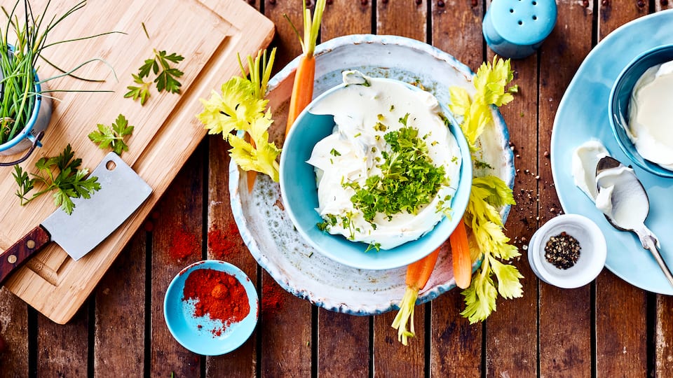 Cream-Cheese-Dip Bereiten Sie in nur 15 Minuten einen cremigen Käsedip zu. Probieren Sie unser Rezept aus und kombinieren Sie den Cream-Cheese-Dip nach Belieben.