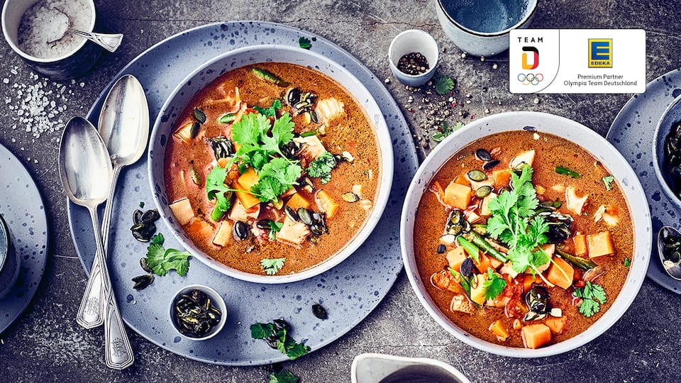 Kürbis-Süßkartoffel-Eintopf mit Kokosmilch Ein wärmender, cremiger Eintopf für kalte Herbsttage. Probieren Sie einmal die Kombination aus Kürbis, Jackfruit und Süßkartoffeln in unserem Kürbis-Süßkartoffel-Eintopf mit Kokosmilch!