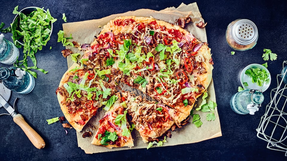 Diese Fast Food Kombination müssen Sie probieren: Döner und Pizza werden hier zur Döner-Pizza mit selbstgemachtem Teig, selbst hergestelltem Dönerfleisch und natürlich ganz viel Käse!