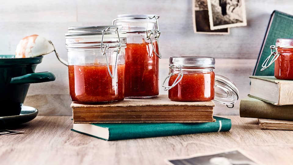 Wir alle lieben Erdbeer-, Himbeer- oder Aprikosenmarmelade. Aber Sie müssen unbedingt einmal dieses Rezept für selbst gemachte Stachelbeermarmelade probieren! Es ist ganz einfach und die leichte Säure schmeckt herrlich zu frischem Brot!