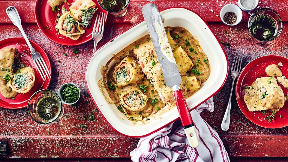 Grünkohl Ricotta Crespelle mit Lachs Besser bekannt als Crêpe oder Pfannkuchen lassen sich Crespelle herrlich verfeinern und füllen: Probieren Sie doch einmal unsere herzhaften Grünkohl-Ricotta-Pfannkuchen mit Lachs gefüllt.
