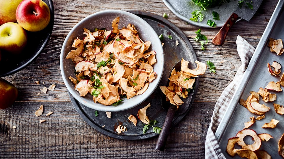 Apfelchips Ganz einfach und schnell hergestellt und ein gesunder Snack für Zwischendurch sind unsere selbstgemachten Apfelchips!