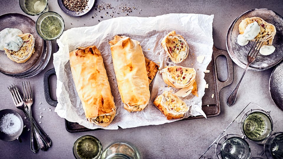 Wir finden Strudelteig und Kartoffeln passen hervorragend zusammen uns verfeinern unseren selbstgemachten Kartoffelstrudeln noch mit Schmand und Schinkenwürfeln.