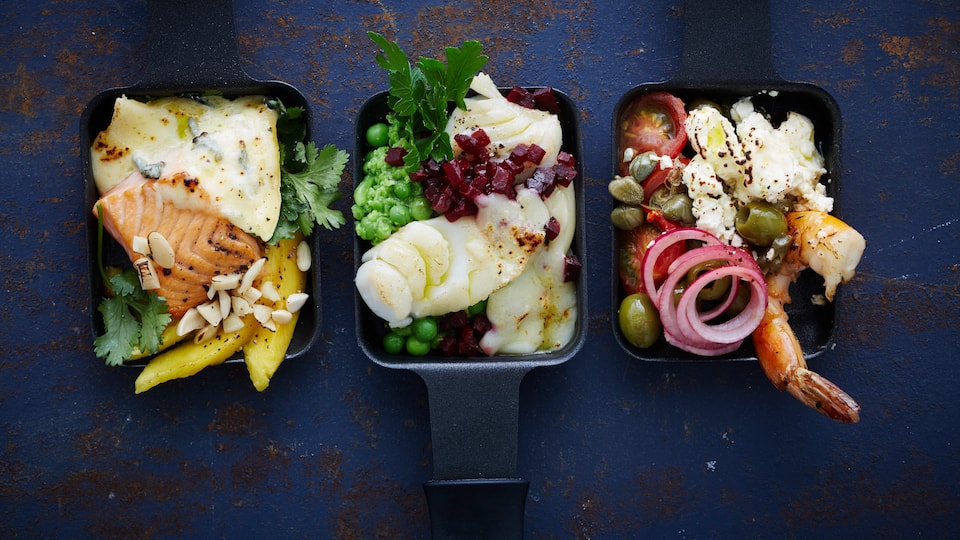 Raclette mit Fisch und Scampi Exotische Raclette-Pfännchen mit viel frischem Fisch und Scampis: Wir servieren Lachs, Kabeljau und Scampi und toppen das Ganze mit vielerlei Käse und Mangospalten.
