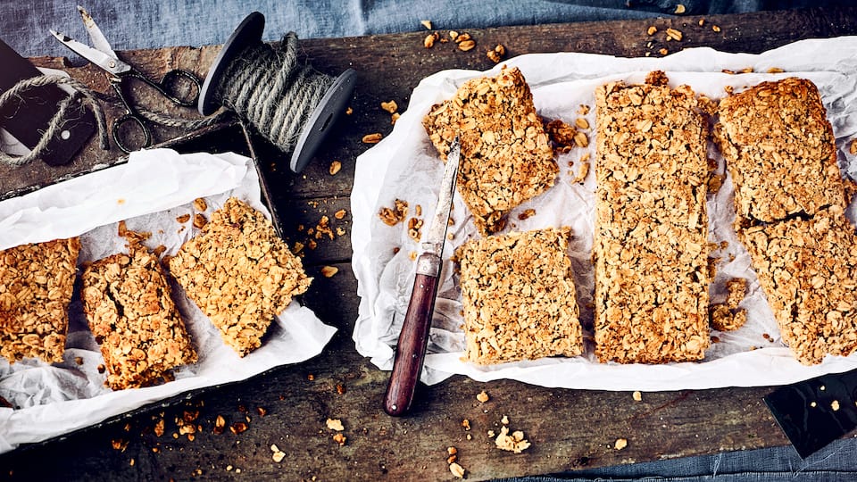 Flapjacks sind ein idealer Snack für zwischendurch. Luftdicht verschlossen halten sich die selbstgemachten Riegel aus Haferflocken, Mandeln, Butter und Ahornsirup ungefähr 4-5 Tage. 