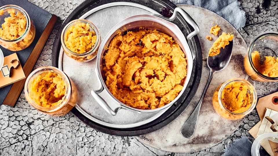 Unser selbstgemachtes Kürbismus ist nicht nur lecker, sondern auch richtig vielseitig: Es eignet sich hervorragend als Brotaufstrich, als Dip oder als Füllung für Tartes, Kuchen oder Nudelteig. 