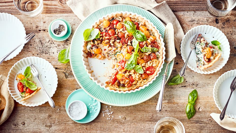 Mangold-Tarte Unbekannter als manch andere Gemüsesorten aber auch richtig lecker ist Mangold – probieren Sie das heimische Gemüse doch einfach mal in unserer Mangold-Tarte aus.