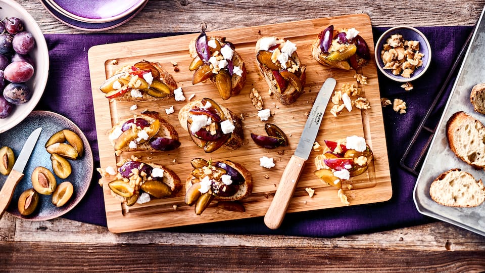 Bruschetta mit Zwetschgen und Ziegenkäse Den italienischen Klassiker neu entdecken: Bruschetta mit Zwetschgen und Ziegenkäse! Die süßen Zwetschgen zusammen mit den knackigen Walnüssen und dem intensiven Ziegenfrischkäse - Tolle Kombination!