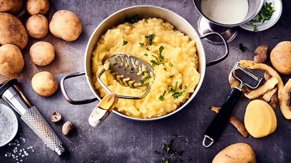 Kartoffelbrei Lecker selbstgemachter Kartoffelbrei: Unser Rezept ist einfach und geht ganz schnell. Passt zu vielen Gerichten und hervorragend zu Fisch und Fleisch.