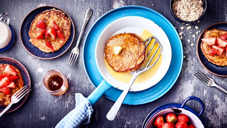 Haferflocken-Pancakes Gesund und lecker und zum Beispiel eine gute Idee für einen gelungenen Start in den Tag: Unser Rezept für selbstgemachte Haferflocken-Pancakes.