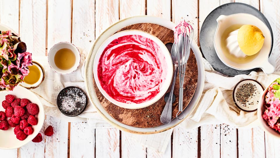 Besonders im Sommer passt unser fruchtiges Himbeer-Dressing mit Joghurt, Himbeerkonfitüre und frischen Himbeeren zu knackigen Blattsalaten. 