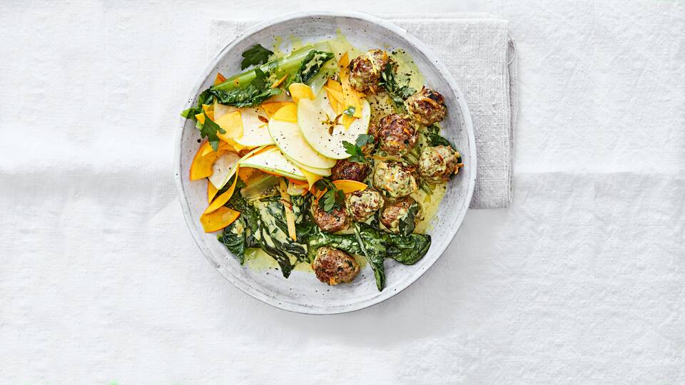 Hackbällchen mit Kürbis, Apfel & Salat Frische vollwertige Zutaten in einer super leckeren und schnell gemachten Kombination: Unser Rezept für Hackbällchen mit Kürbis, Apfel und Salat.