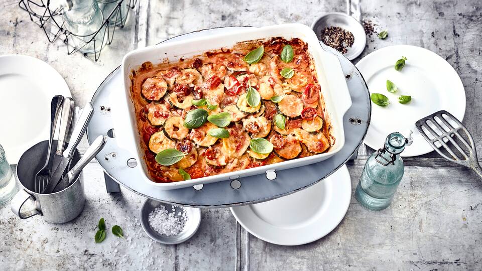 Zucchini-Tomaten-Auflauf Ob als Beilage, als Buffet-Beitrag oder als einfacher Mittagstisch: Unser Rezept für mediterranen Zucchini-Tomaten-Auflauf ist sehr lecker!