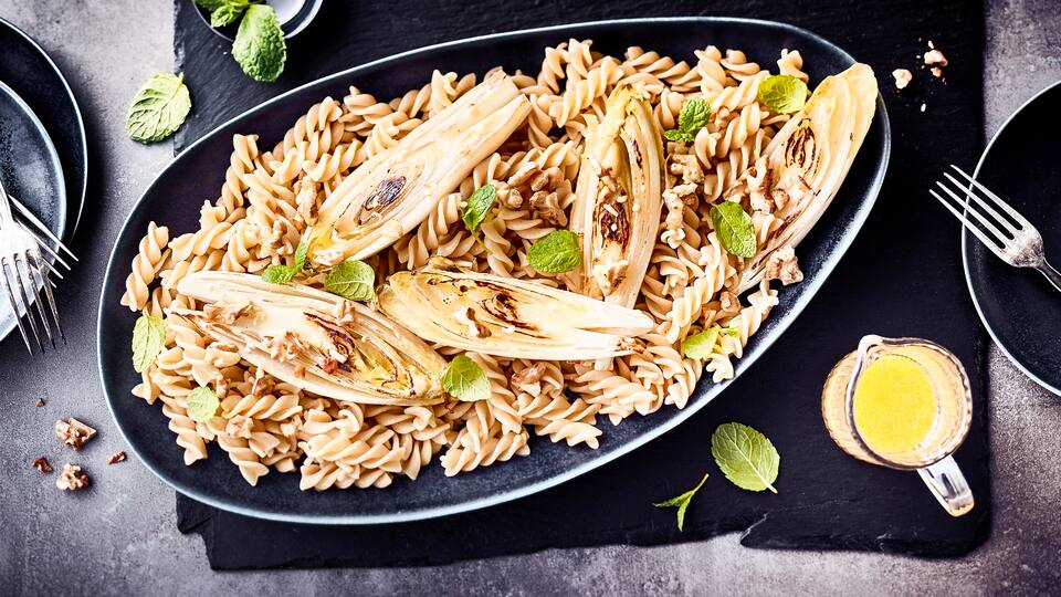 Ein etwas anderes Rezept der Winterküche, aber unbedingt ausprobieren: Gebratener Chicorée mit einer herrlichen Vanille-Orangen-Vinaigrette und dazu warme oder kalte Pasta. 