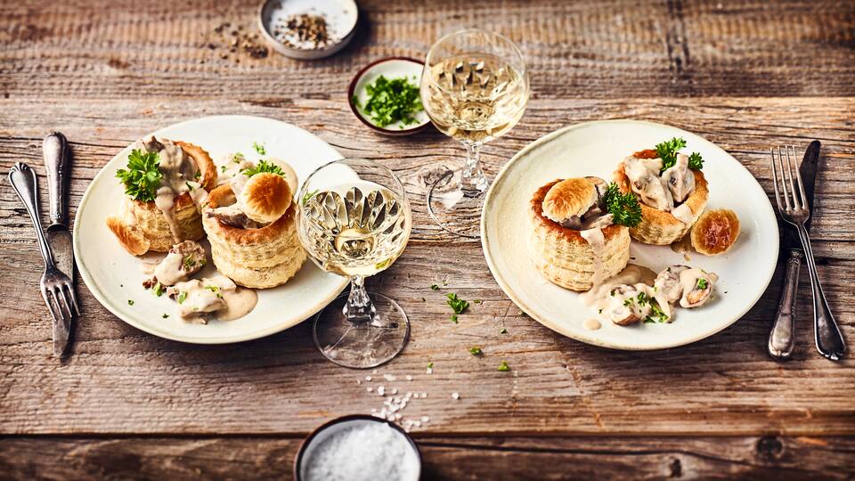 Ein klassisches Rezept der deutschen Küche, dass sicher Erinnerungen hochkommen lässt: Königinnenpasteten mit selbstgemachtem Ragout fin.