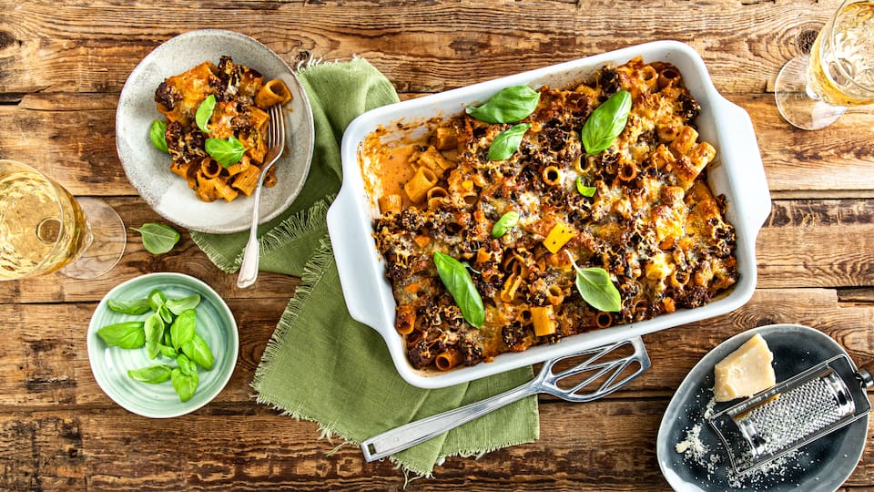 Rigatoni al forno Wie beim Italiener: Rigatoni al forno ist ein leckeres Auflauf-Gericht der italienischen Küche aus Nudeln mit Sahne-Hackfleisch-Soße, Parmesan und Mozzarella.