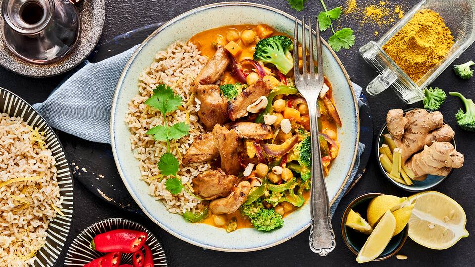 Genießen Sie unser buntes Curry mit Kichererbsen, veganem Fleischersatz und viel frischem Gemüse und dafür ganz ohne Fleisch. 