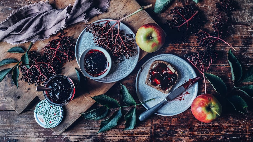 Unser Rezept für Holundermarmelade schmeckt am besten mit selbst gepflückten Beeren. Und ein kleiner Tipp: Der Apfel verbessert die Gelierfähigkeit, da Holunderbeeren einen niedrigen Pektingehalt haben.