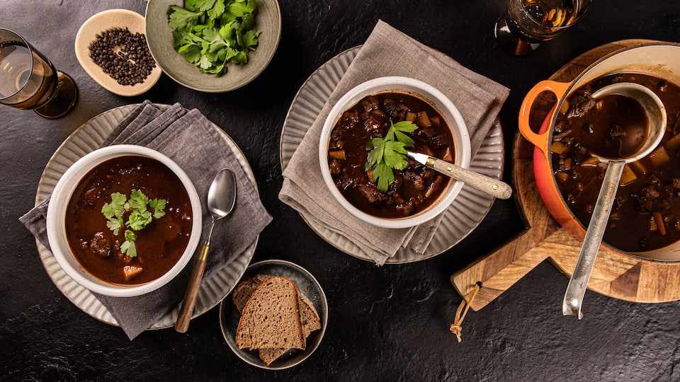 Gulasch ist unglaublich vielseitig doch wir haben Lust auf den Klassiker: Eine klassische Gulaschsuppe die herrlich würzig schmeckt und von innen wärmt. 