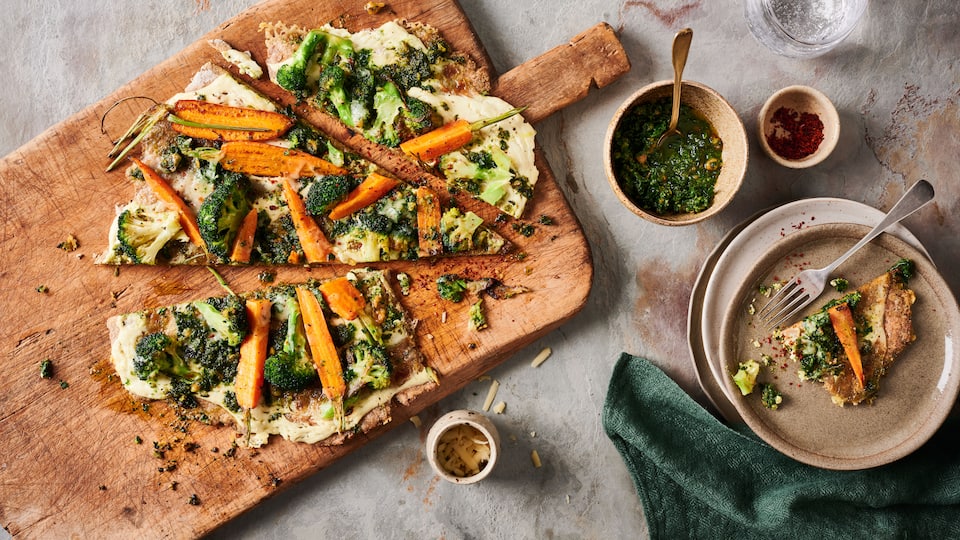 Pizza mal anders: Entdecken Sie unser leckeres Rezept für Brokkoli-Pizza mit Grünkohl-Pesto – nicht nur Veggie-Fans ein Genuss! 