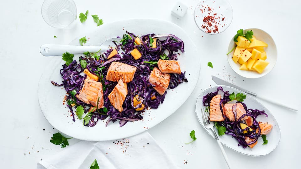 Knackiger Salat aus Rotkohl und fruchtiger Mango, getoppt mit frischem Lachs. Klingt nach Ihrem Geschmack? Dann ran an die Pfanne und losgelegt – schnell zubereitet und super lecker.