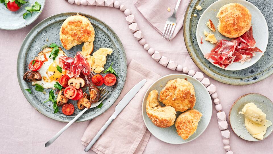 Käse-Scones mit Champignons und Ei Scones lassen sich nicht nur süß mit Sahne und Marmelade genießen, sondern auch herzhaft wie in unserem Rezept für Käse-Scones mit Champignons und Ei.