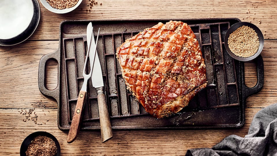 Krustenbraten vom Grill Krustenbraten kennt man meist aus dem Ofen, aber wir finden ihn auch vom Grill besonders lecker. Das liegt auch an der köstlichen selbstgemachten Marinade aus Ingwer, Senfkörnern, Knoblauch und Koriander.