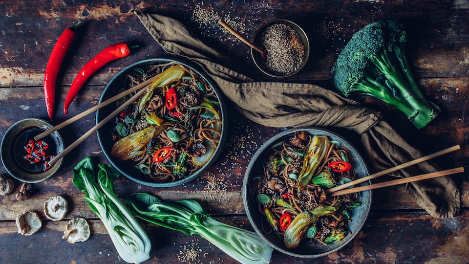 Da Pak-Choi nur dezent nach Kohl schmeckt, kann man ihn in vielerlei Gerichten verwenden. Probieren Sie daher einmal unsere Pak-Choi-Gemüsepfanne mit Sobanudeln. 