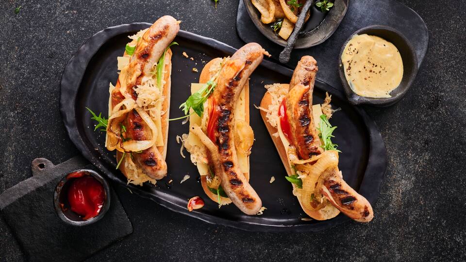 Hot-Dogs mit Sauerkraut und Grillzwiebeln