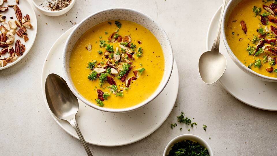 Diese leckere Möhrencremesuppe schmeckt Groß und Klein und wird mit unserem einfachen Rezept im Nu zubereitet – cremiger Genuss für die ganze Familie