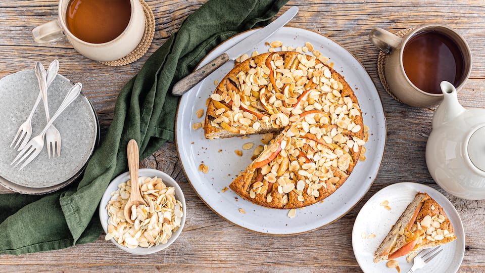 Low-Carb-Apfelkuchen Low-Carb-Apfelkuchen gelingt auch mit wenig Kohlenhydraten: Unser Rezept verrät, wie sich der Klassiker low carb backen lässt, ohne an Geschmack einzubüßen.