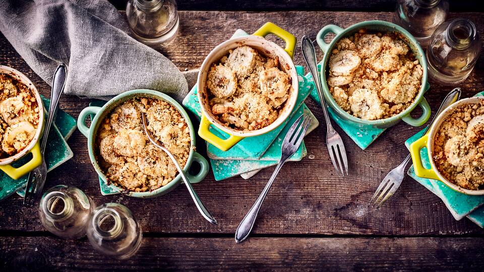 Ein leckeres Bananen-Crumble, welches im Ofen überbacken wird. Ob als Nachtisch oder zum Brunch - ein raffiniertes Dessert!