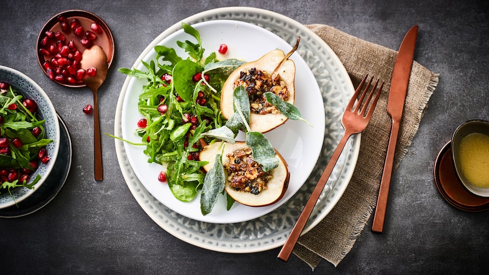 Lust auf einen fruchtigen und herzhaften Snack? Servieren Sie diese gefüllten Birnen mit Feldsalat und krossem Salbei als Vorspeise oder für zwischendurch.