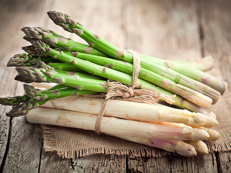 Grüner und weißer Spargel